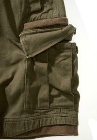 Pantaloni scurți cargo de culoare verde măslin, cu manșetă pliată, având o căptușeală interioară moale de culoare maro. Construiți dintr-un material durabil, cu detalii cusute și buzunare.