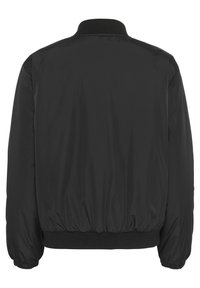 Giubbotto bomber nero con colletto a costine e vita elasticizzata. Tessuto liscio e lucido, con maniche arricciate. Design semplice e minimalista.