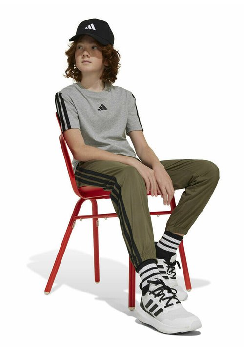 adidas STRIPES - Camiseta estampada - medium grey heather black — foto 4