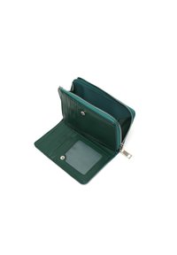 Portafoglio in pelle verde con chiusura a zip, multiple fessure per carte, una finestra trasparente per l'ID e una texture liscia con interno a contrasto.