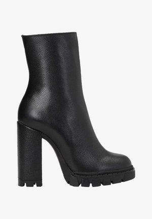 Sort ankelstøvle i læder med chunky høj hæl og tyk rillede sål, struktureret finish og glat rund tå.