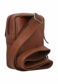 Borsa a tracolla in pelle marrone con chiusura con zip, tracolla regolabile, superficie Texturizzata e angoli arrotondati; include una tasca laterale per ulteriore spazio di archiviazione.
