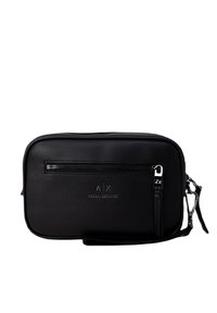 Svart lær crossbody-veske med glidelås, preget merkevare og justerbar stropp. Har en frontlomme med glidelås og glatt tekstur.