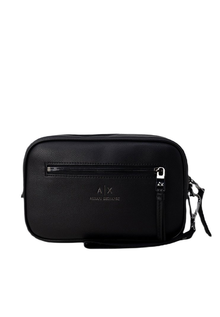 Svart lær crossbody-veske med glidelås, preget merkevare og justerbar stropp. Har en frontlomme med glidelås og glatt tekstur.