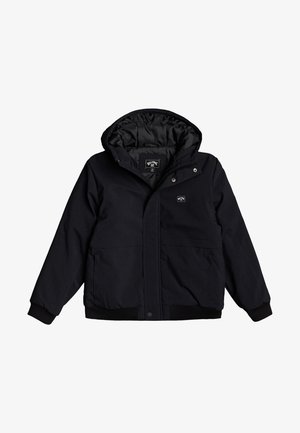 Černá kapucová bunda s prošívanou podšívkou, dvěma předními kapsami a žebrovanými manžetami. Na hrudi je malý logo značky.