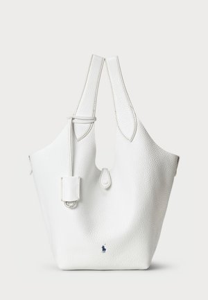 Balta oda tote krepšys su tekstūru, dviem plačiomis rankenomis ir mažuoju šoniniu kišenėle. Papuoštas mėlynu logotipo akcentu.