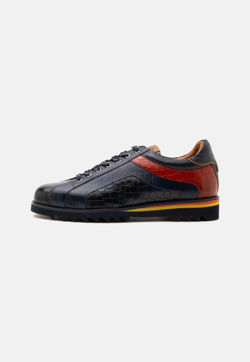 Basket basse en cuir avec texture croco noire, marine et rouge, fermeture à lacets à l'avant et semelle noire rainurée avec bandes jaunes et rouges.