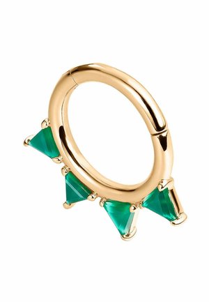 Pendiente de aro dorado con tres piedras triangulares verdes dispuestas a intervalos iguales, con una superficie lisa y un acabado pulido.