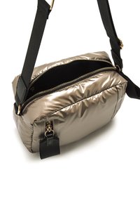 Gepolstertes metallisch goldenes Crossbody-Bag mit schwarzem Tragegurt, Reißverschluss und Seitentasche. Glatte Textur mit gestepptem Aussehen.