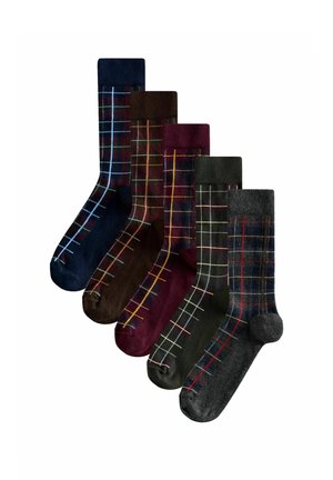 Fünf Paar lange karierte Socken in Marineblau, Braun, Burgunderrot, Dunkelgrün und Grau nebeneinander auf weißem Hintergrund angeordnet.