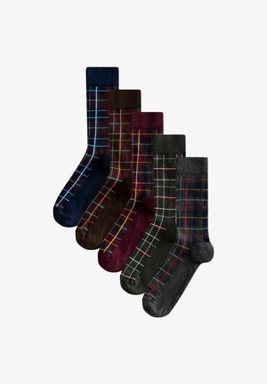 Fünf Paar lange karierte Socken in Marineblau, Braun, Burgunderrot, Dunkelgrün und Grau nebeneinander auf weißem Hintergrund angeordnet.