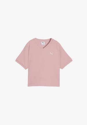 Lichtroze Puma T-shirt met korte mouwen en V-hals, voorzien van een kleine witte Puma-logo op de linkerborst, gemaakt van een gestructureerde stof.