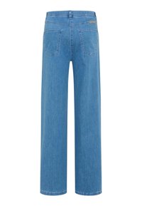 Bagside af lyseblå denim jeans med lige ben, to baglommer og en lille læder mærkepatch på linningen.