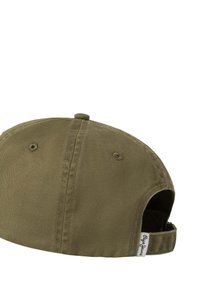 Olivengroene pet van een gestructureerde stof met een verstelbare achterkant. Voorzien van een gestikte bovenknop en ventilatiegaatjes aan de zijkanten.