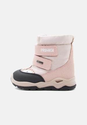 Halbhoher Kinderstiefel aus hellpinkem Stoff, mit schwarzer Gummisohle und Zehenkappe. Verfügt über Klettverschlüsse und eine strukturierte Verzierung an den Seiten.