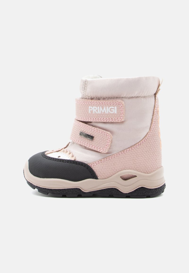 Middelhoge kinderlaars in lichtroze stof, met een zwarte rubberen zool en neuskap. Voorzien van klittenbandsluitingen en textuurdetail aan de zijkanten.