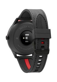 Montre de fitness noire avec un cadran rond, bracelet en caoutchouc texturé avec des accents rouges, et une résistance à l'eau avec un indice de protection IP.