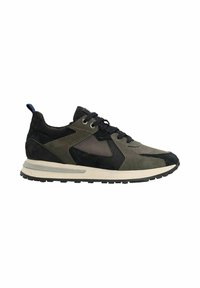 Sportieve sneaker met een mix van donkergroene suède en mesh, zwarte accenten, vetersluiting en een geprofileerde rubberen zool.