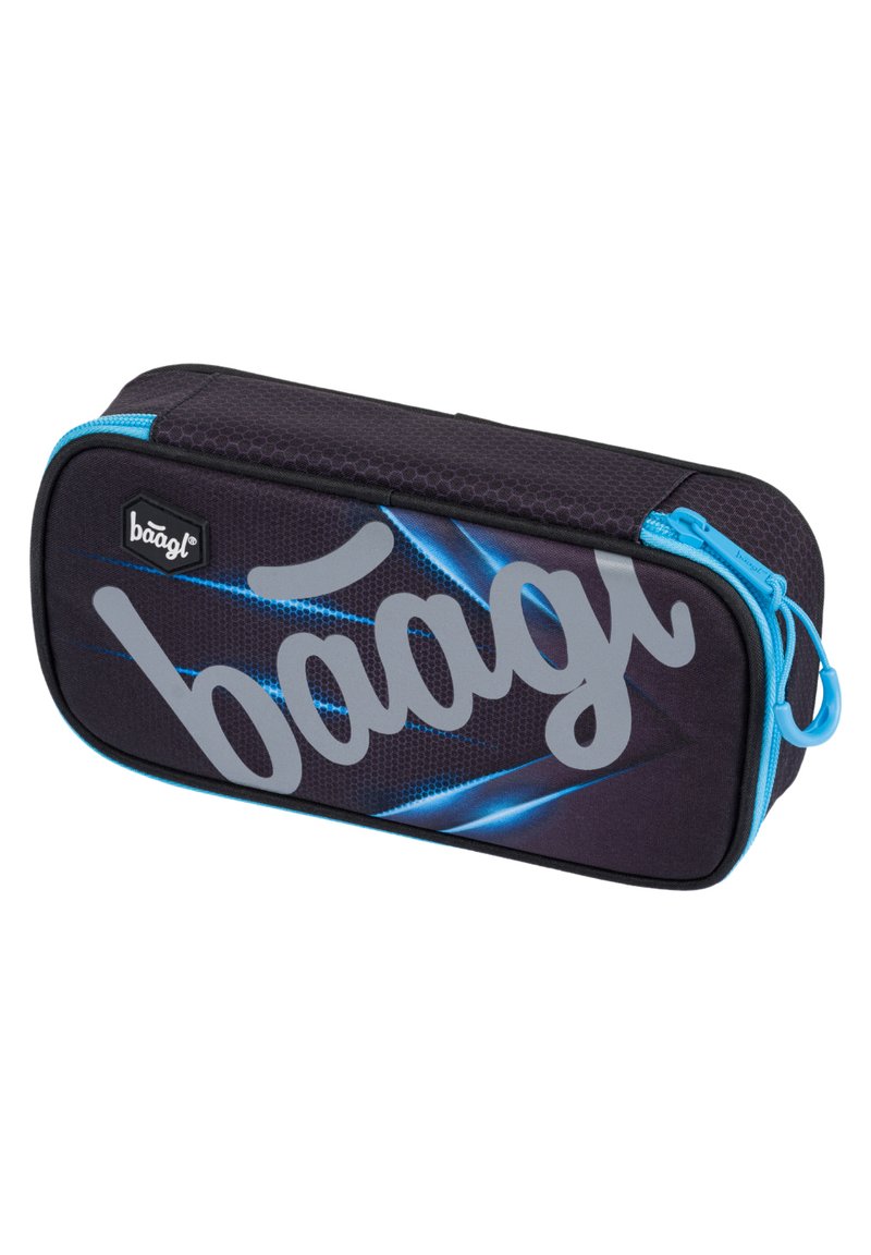 Astuccio nero con superficie texture, caratterizzato da accenti e zip blu, e un grande logo grigio ben visibile sul lato.