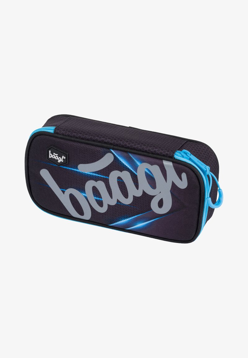 Astuccio nero con superficie texture, caratterizzato da accenti e zip blu, e un grande logo grigio ben visibile sul lato.