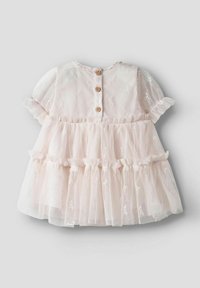 Svijetlo ružičasta haljina s višeslojnim til suknjom, kratkim nabranim rukavima i tri drvena dugmeta na leđima. Sadrži detalje cvjetne vezbe.