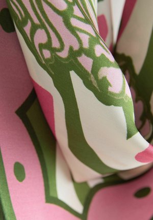 Kolorowa jedwabna tkanina z kwiatowym wzorem w zielonych i różowych odcieniach, o gładkiej fakturze i płynnym układzie, subtelnie odbijająca światło.