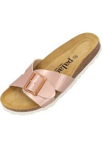 Rosa satinsandal med en matt spännesrem, korkfotbädd och vit gummisula, med en texturerad innersula och slät ovandel.