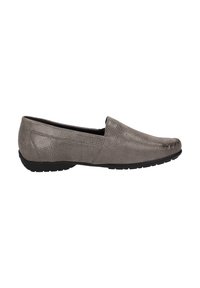 Bruin gestructureerde instaploafer met zwarte rubberen zool, lage hak en moccasin-achtige stiksels langs de teenbox.