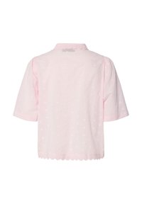 Világosrózsaszín, rövid ujjú blúz hullámos szegéllyel a nyaknál és alján, finom szív alakú texturált mintákkal a szöveten.