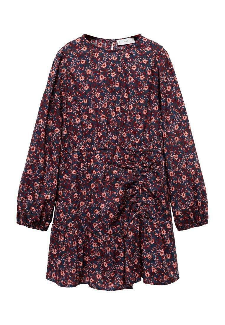 Långärmad klänning i mörk marinblått tyg med rosa och krämfärgade blommönster. Har en rynkad midja och utsvängd kjol med volangmaräng.
