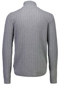 Maglione grigio lavorato a maglia con un motivo in rilievo, colletto alto e polsini e orlo a coste. Il materiale ha una finitura testurizzata.