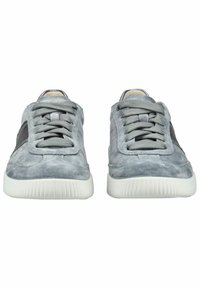 Sneaker in suede grigio con una finitura testurizzata, suola in gomma e lacci grigi. Presenta un pannello decorativo nero sui lati.