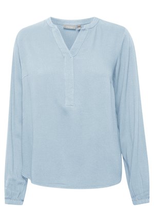 Lyseblå langærmet bluse med V-hals, tekstureret stof og samlede manchetter. Designet er afslappet pasform med subtile syningsdetaljer.