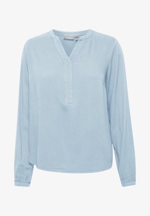 Gaiši zila garām piedurknēm blūze ar V-veida kakla izgriezumu, teksturētu audumu un savilktó piedurkņu galiem. Dizains ir brīvā griezumā ar smalkām šuvju detaļām.