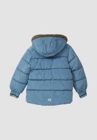 Gevoerde blauwe jas met een textuur van olijfgroene capuchon, elastische manchetten, verticale stiksels en contrasterende bandaccenten op de mouwen.