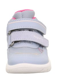 Jasnoniebieskie buty sportowe z różowymi akcentami, wykonane z trwałej tkaniny, z podwójnymi paskami na rzepy, wyściełanym kołnierzem i białą gumową podeszwą.