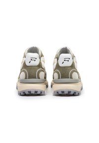 Sneakers con una toma in suede verde e mesh bianco, colletto imbottito, logo audace sul tallone, e una suola intermedia beige con una suola esterna grigia texturizzata.