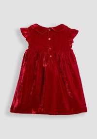 Rotes Samtkleid mit kurzen, flatternden Ärmeln, einem klassischen Kragen und einer knöpfbaren Rückseite. Der Stoff hat eine weiche, glänzende Textur.