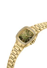 Reloj de pulsera dorado con esfera cuadrada, dial en degradado verde, números romanos y acentos de cristal. Presenta una pulsera de metal enlazada.
