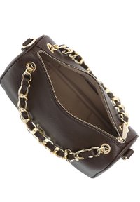 Borsa a tracolla in pelle marrone con finitura testurizzata, tracolla in catena dorata e apertura con cerniera. L'interno è sfoderato e spazioso.