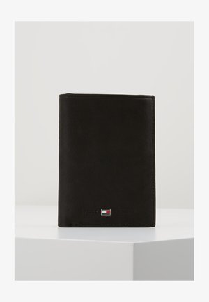 Zwarte leren portemonnee, rechthoekige vorm, gladde textuur, met een klein logo in kleur aan de onderkant. Minimalistisch ontwerp zonder versieringen.