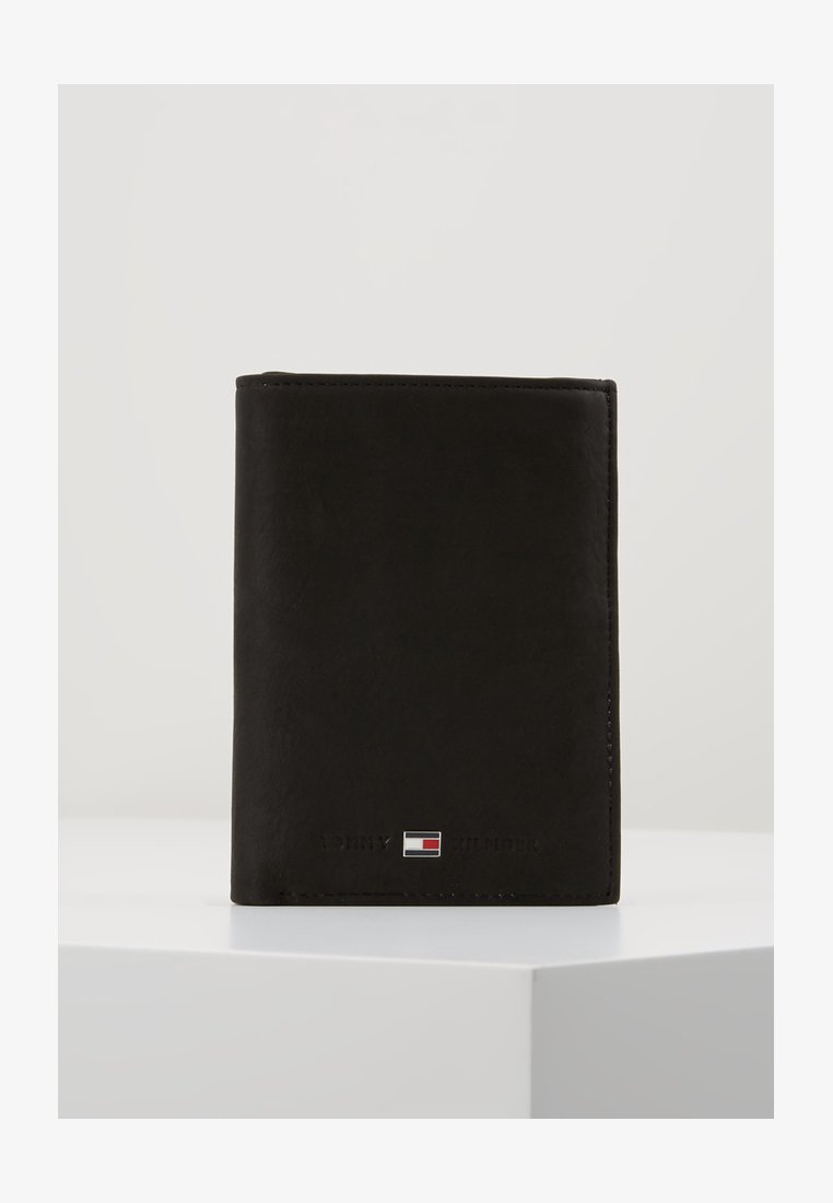 Portafoglio in pelle nera, forma rettangolare, superficie liscia, con un piccolo logo colorato sul fondo. Design minimalista senza decorazioni.