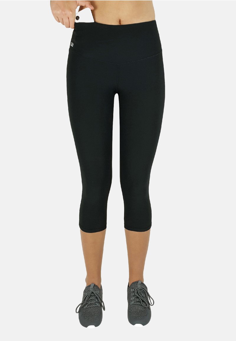 Schwarze, hochgeschnittene Capri-Leggings aus glattem, dehnbarem Material. Verfügt über eine Taillen-Tasche und ein figurbetontes Design, das sich dem Körper anpasst.