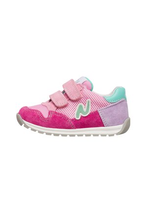 Scarpa da ginnastica per bambini in rosa, magenta e lavanda con due cinturini in Velcro e suola bianca, con un logo verde sul lato.