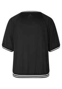 Černý top s krátkými rukávy, kulatým výstřihem, elastickým lemem a bílými pruhy na rukávech. Vyrobeno z prodyšné látky.