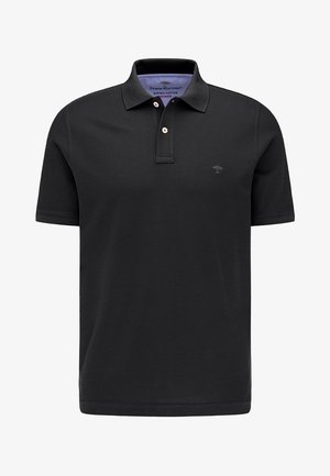 Polo negro de algodón Supima. Mangas cortas, tapeta con dos botones, logo sutil en el pecho, textura suave, corte clásico.