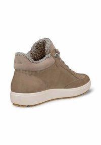 Taupe suède enkellaars met een zachte grijze fleece voering, vetersluiting aan de voorkant, witte rubberen zool en een getextureerde tan buitenzool, in een hoek gepositioneerd om de buitenkant en hiel te tonen.
