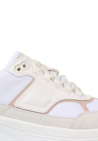 Witte sportieve schoen van mesh en leer, met een chunky zool, tonale accenten en een vetersluiting met merkdetails.