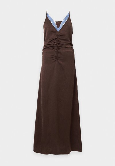 Robe maxi marron sans manches avec devant froncé et encolure en V bordée de dentelle bleue sur fond uni.