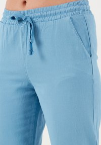 LELA REGULAR FIT - Hlače - light blue